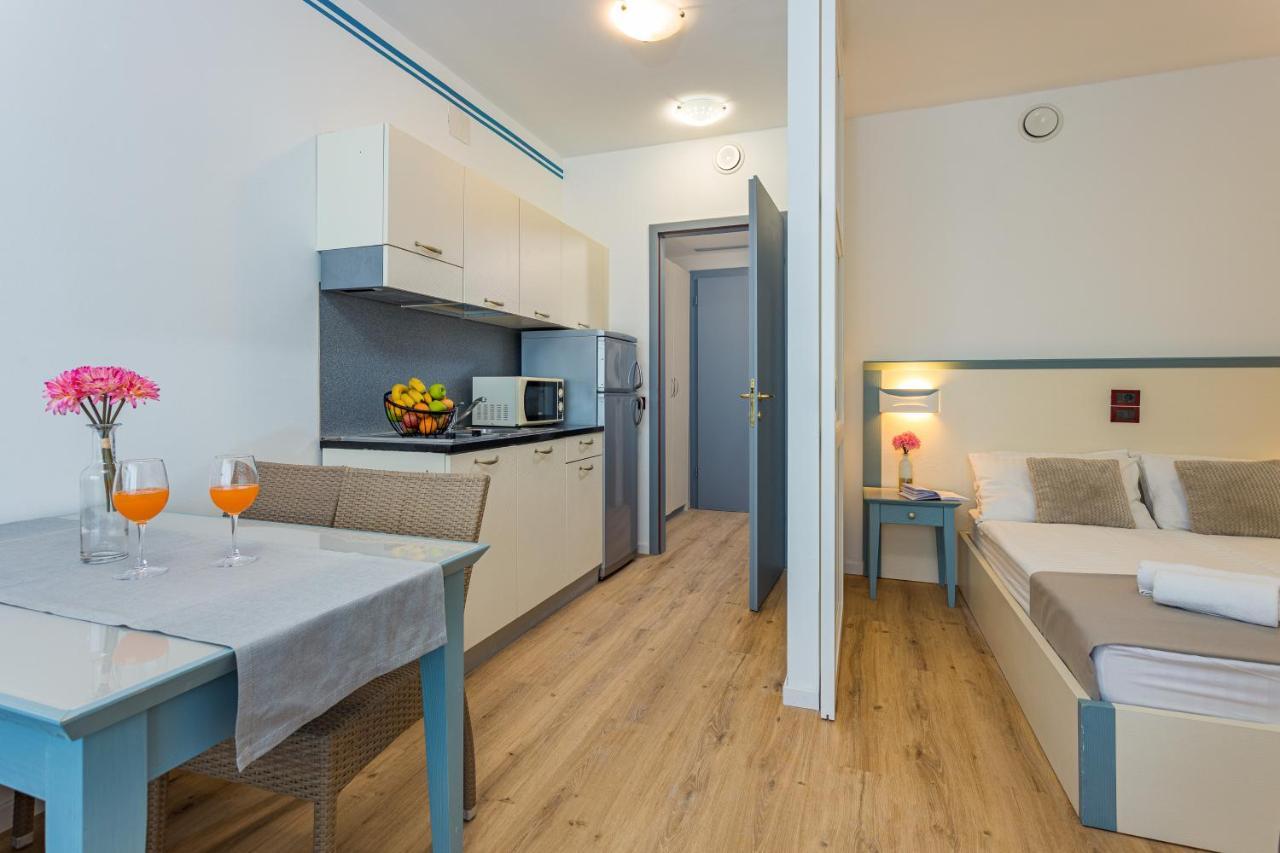 Superior One-Bedroom Apartment with Balcony and Sea View (4 people)